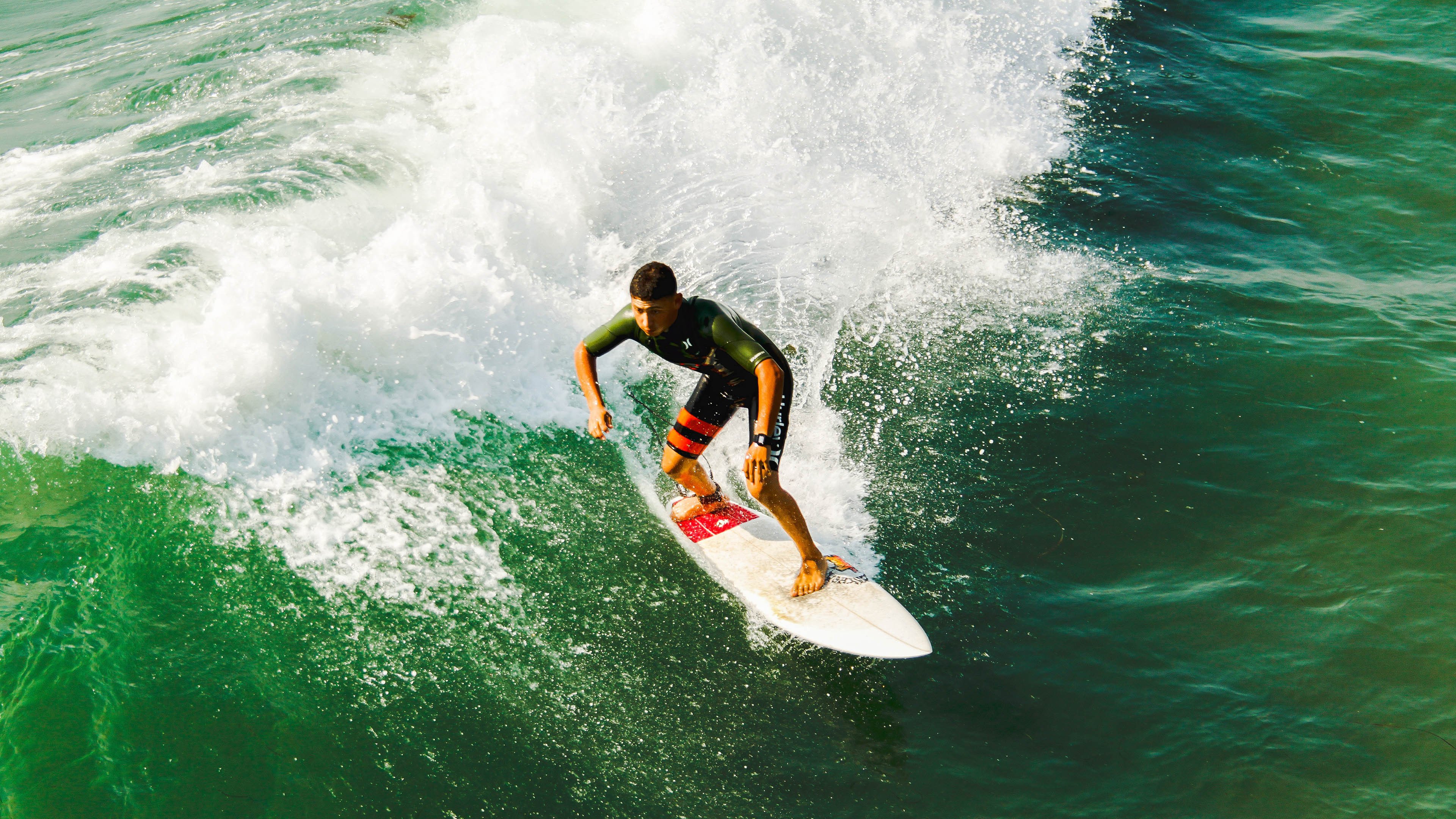 冰岛鏖战伊朗，特奥成为关键先生，当足球成为两个世界的和解密码