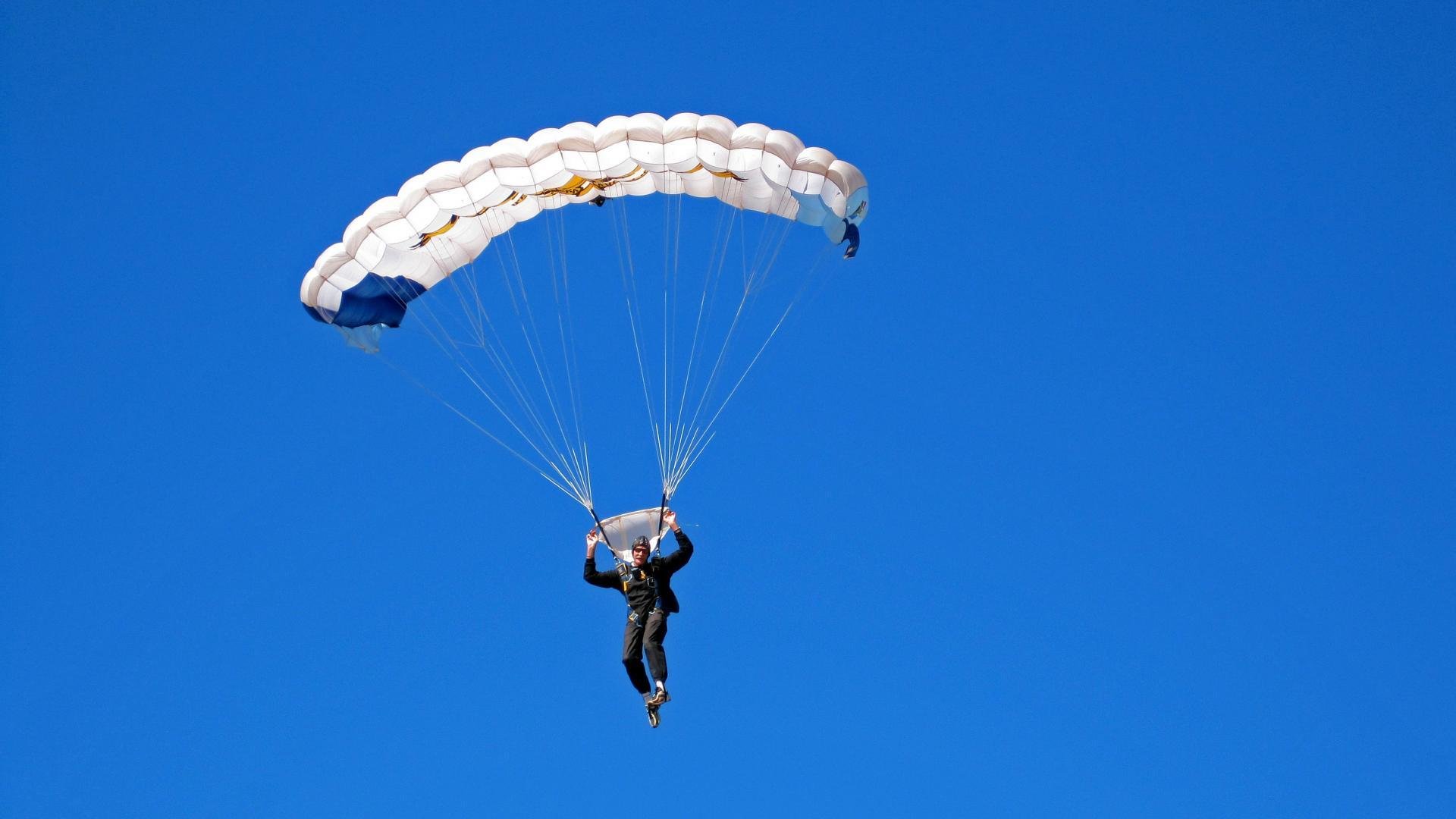 荷兰制霸突尼斯，阿圭罗在焦点战证明自己
